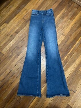 Good American High-Waist Flared Jeans in Medium Blue Wash